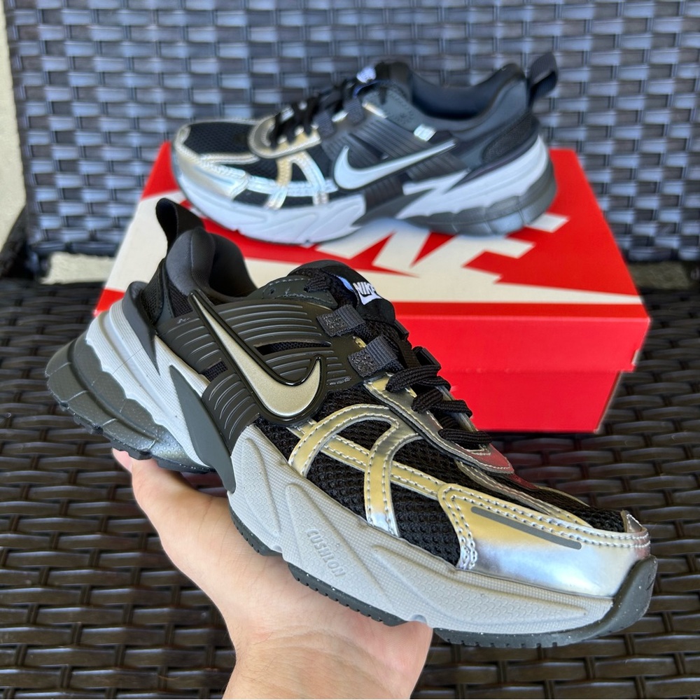 NIKE V2K RUN BLACK METALLIC SILVER Size 5.5 W
